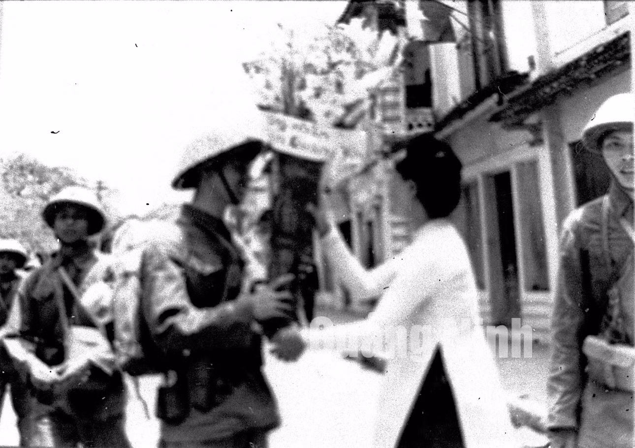 Các tầng lớp nhân dân Quảng Yên chào đón bộ đội về tiếp quản (4-1955). Ảnh tư liệu của Bảo tàng Quảng Ninh