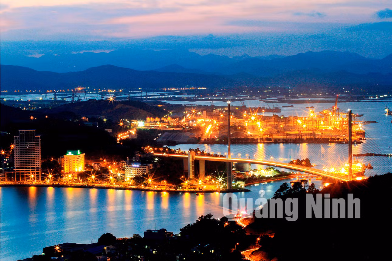 Đôi bờ Cửa Lục. Ảnh: Dương Phượng Đại