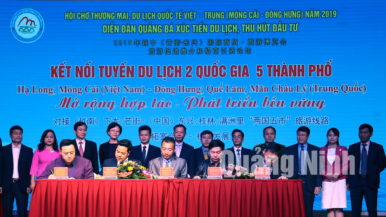 Đại diện hiệp hội du lịch của 5 địa phương Hạ Long, Móng Cái (Việt Nam), Đông Hưng, Quế Lâm, Mãn Châu Lý (Trung Quốc) ký kết biên bản ghi nhớ (12-2019). Ảnh: Hữu Việt