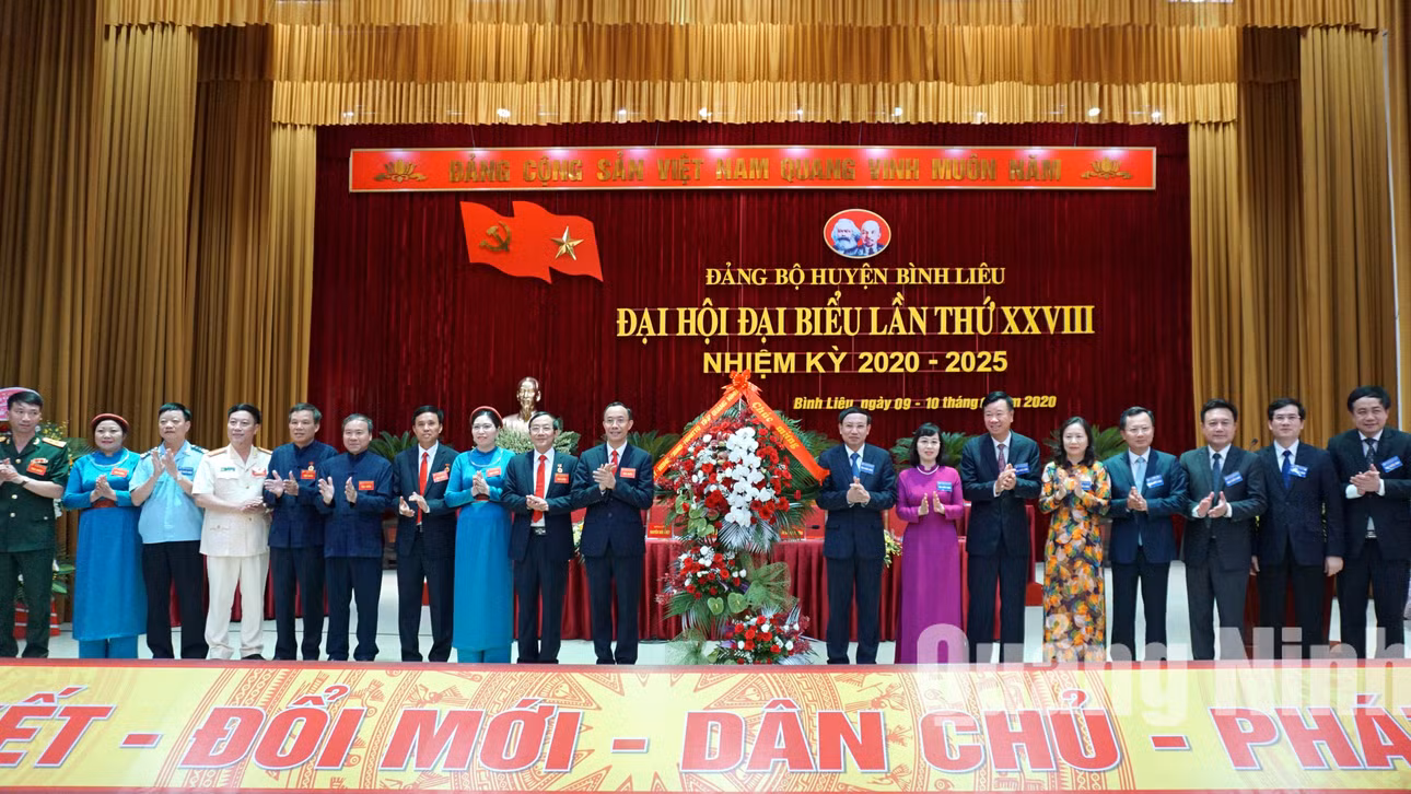 Các đồng chí lãnh đạo tỉnh tặng hoa chúc mừng Đại hội Đảng bộ huyện Bình Liêu (6-2020). Ảnh: Nguyễn Thanh