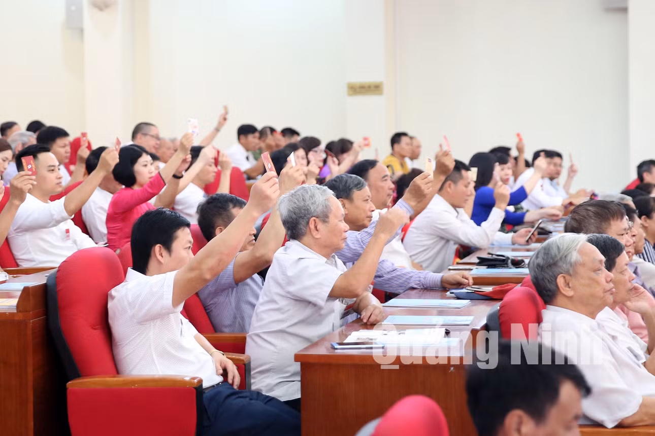 Các hội viên Hội Nhà báo tỉnh biểu quyết tại Đại hội (6-2019). Ảnh: Hùng Sơn