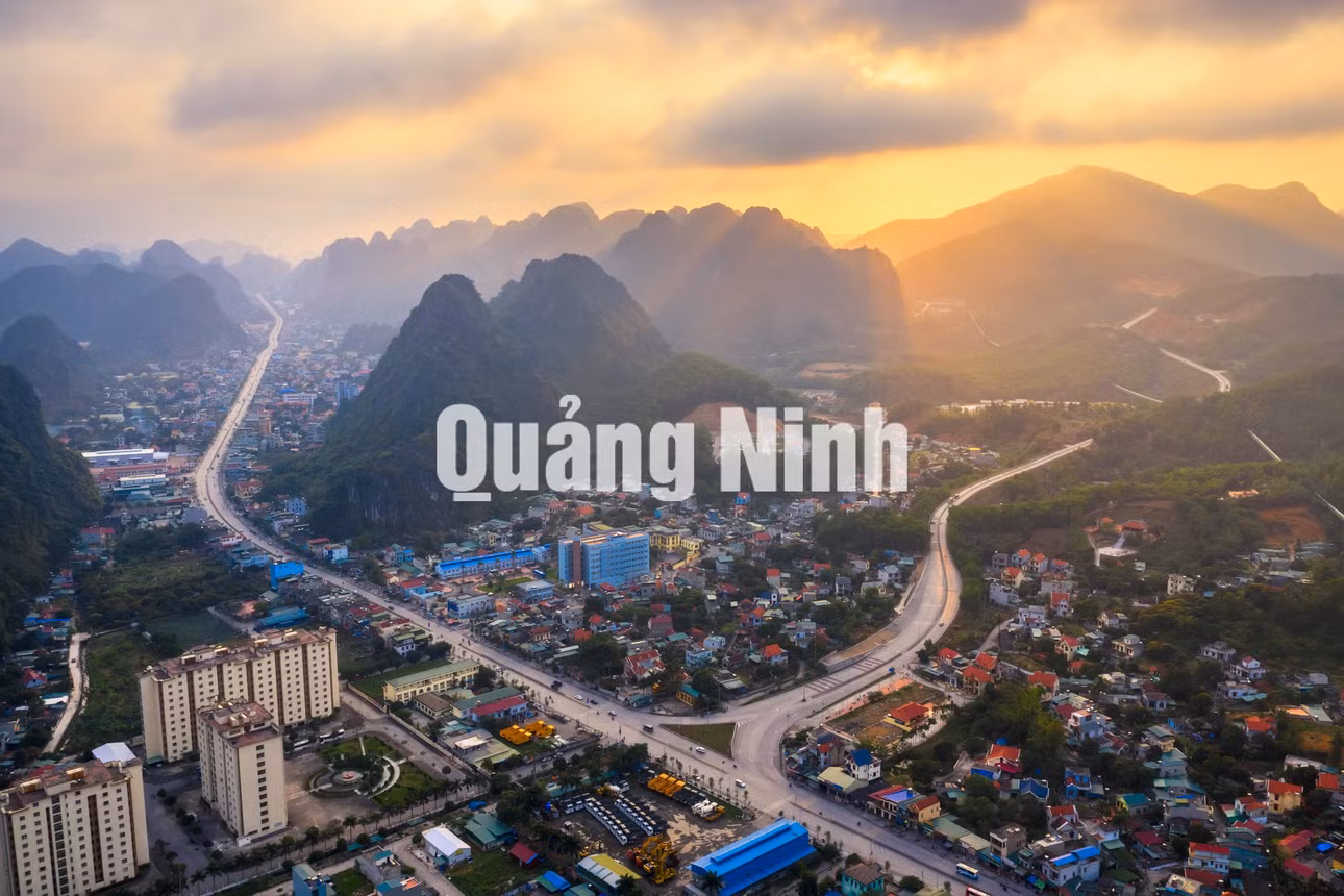 Quang Hanh (TP Cẩm Phả) trước hàng hôn (6-2020). Ảnh: Nguyễn Thành Chung