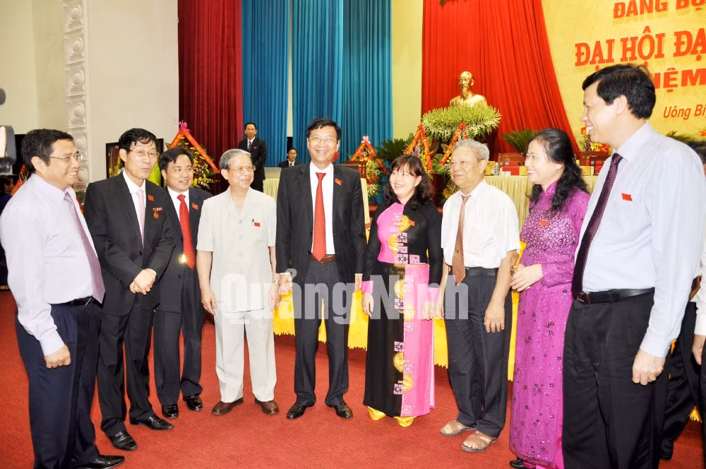 Các đồng chí lãnh đạo Trung ương, tỉnh trò chuyện cùng đại biểu.