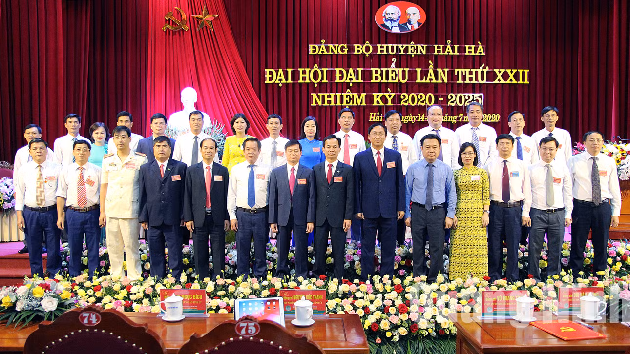 BCH Đảng bộ huyện Hải Hà khóa mới ra mắt đại hội (7-2020). Ảnh: Thu Chung