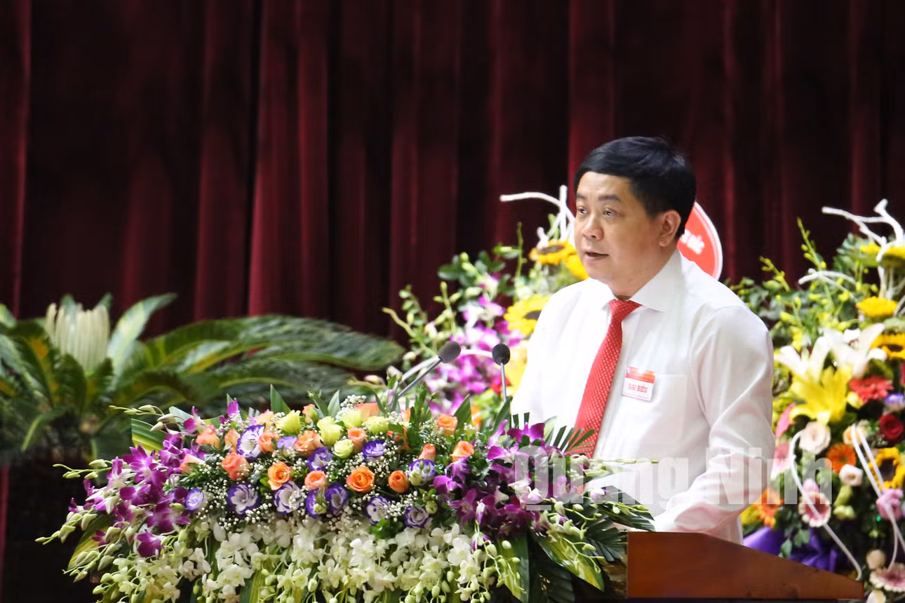 Đồng chí Mai Vũ Tuấn, Giám đốc Trung tâm Truyền thông tỉnh, Chủ tịch Hội Nhà báo tỉnh khóa VIII, nhiệm kỳ 2019-2024 thay mặt Ban Chấp hành khóa mới phát biểu nhận nhiệm vụ (6-2019). Ảnh: Hùng Sơn