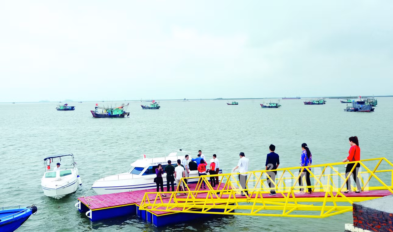 Du khách xuống tàu ra tham quan đảo Vĩnh Thực (TP Móng Cái). Ảnh: Tạ Quân
