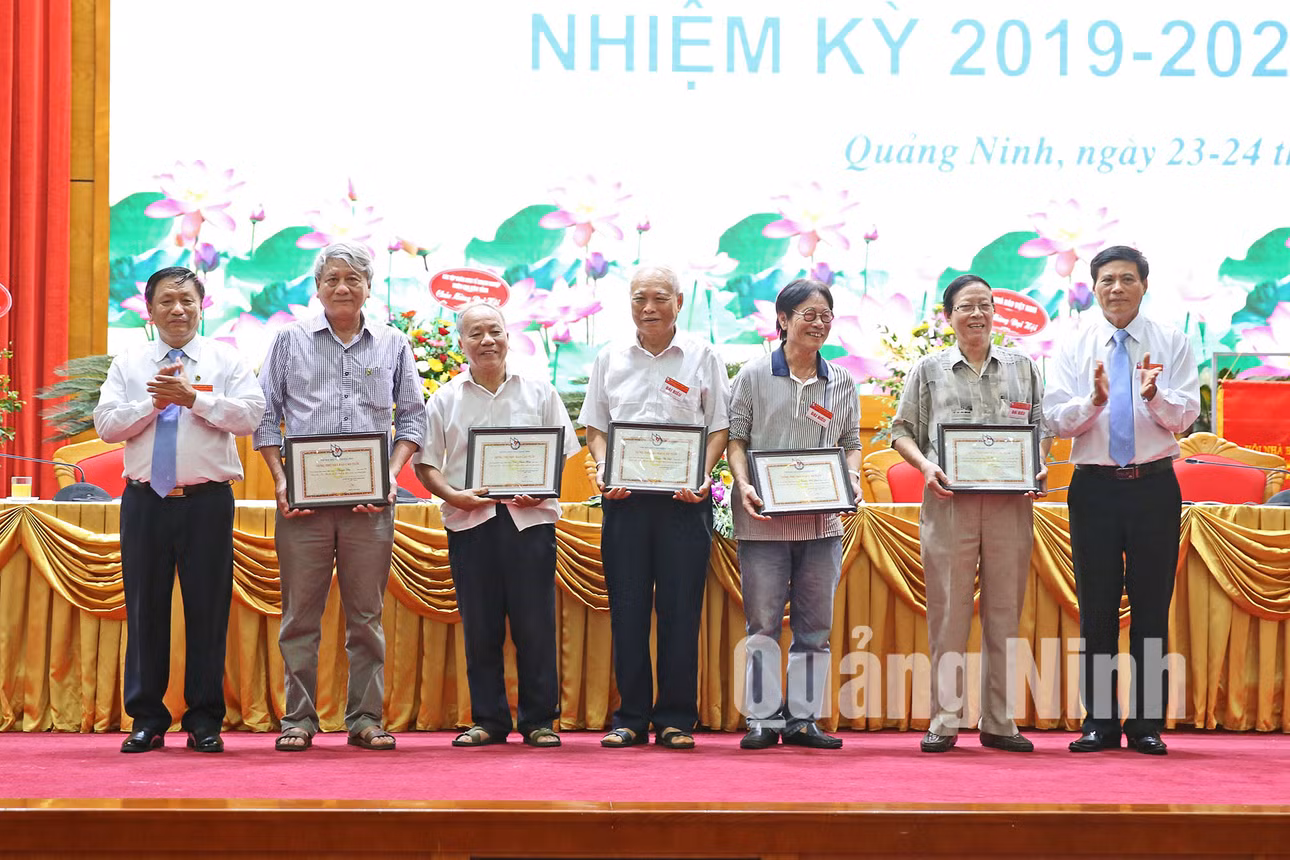 Hội Nhà báo tỉnh mừng thọ các nhà báo cao tuổi... (6-2019). Ảnh: Hùng Sơn