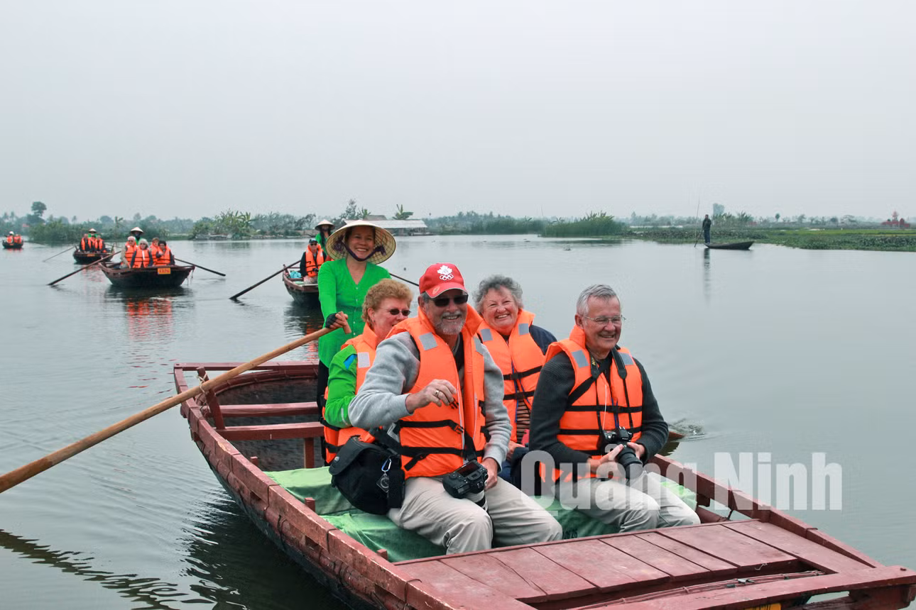Khách quốc tế thích thú khi được đi thuyền nan trên sông năm 2014. Ảnh: Ngô Đình Dũng (CTV)