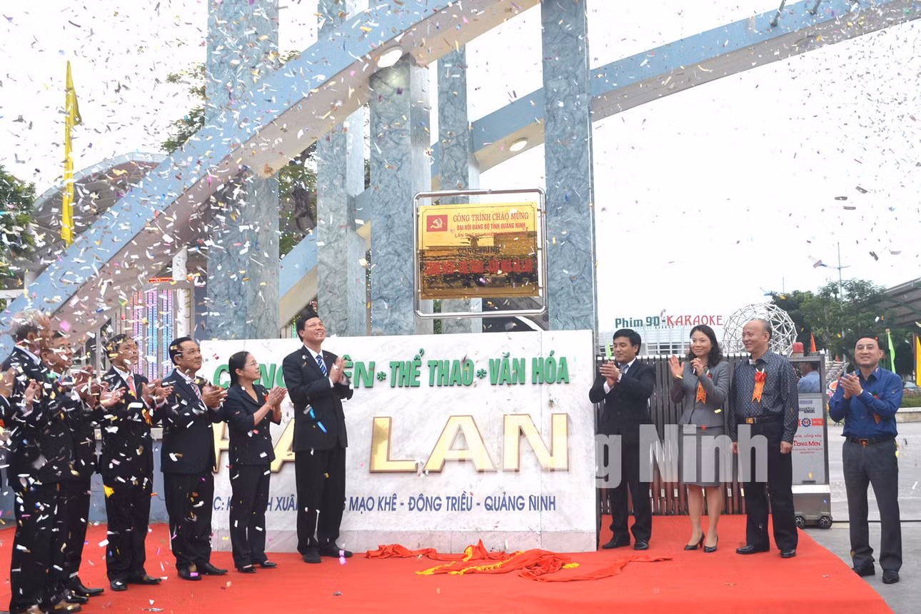 Chiều 11/10/2015, tại TX Đông Triều, tỉnh Quảng Ninh đã long trọng tổ chức lễ gắn biển Chào mừng Đại hội Đảng bộ tỉnh lần thứ XIV, nhiệm kỳ 2015-2020 cho công trình “Khu công viên thể thao - văn hóa Hà Lan” (Đồng chí Nguyễn Đức Long, Phó Bí thư Tỉnh ủy, Chủ tịch UBND tỉnh cùng với lãnh đạo TX Đông Triều, Công ty TNHH Hà Lan gắn biển công trình "Khu công viên thể thao - văn hóa Hà Lan"). Ảnh: Nguyễn Hoa