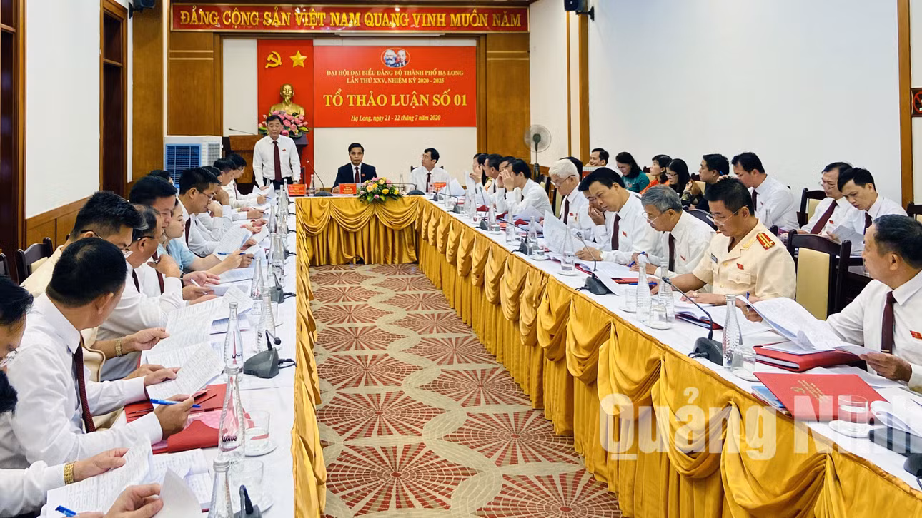 Các đại biểu phát huy vai trò của đảng viên trong việc lựa chọn nhân sự (7-2020). Ảnh: Thu Chung