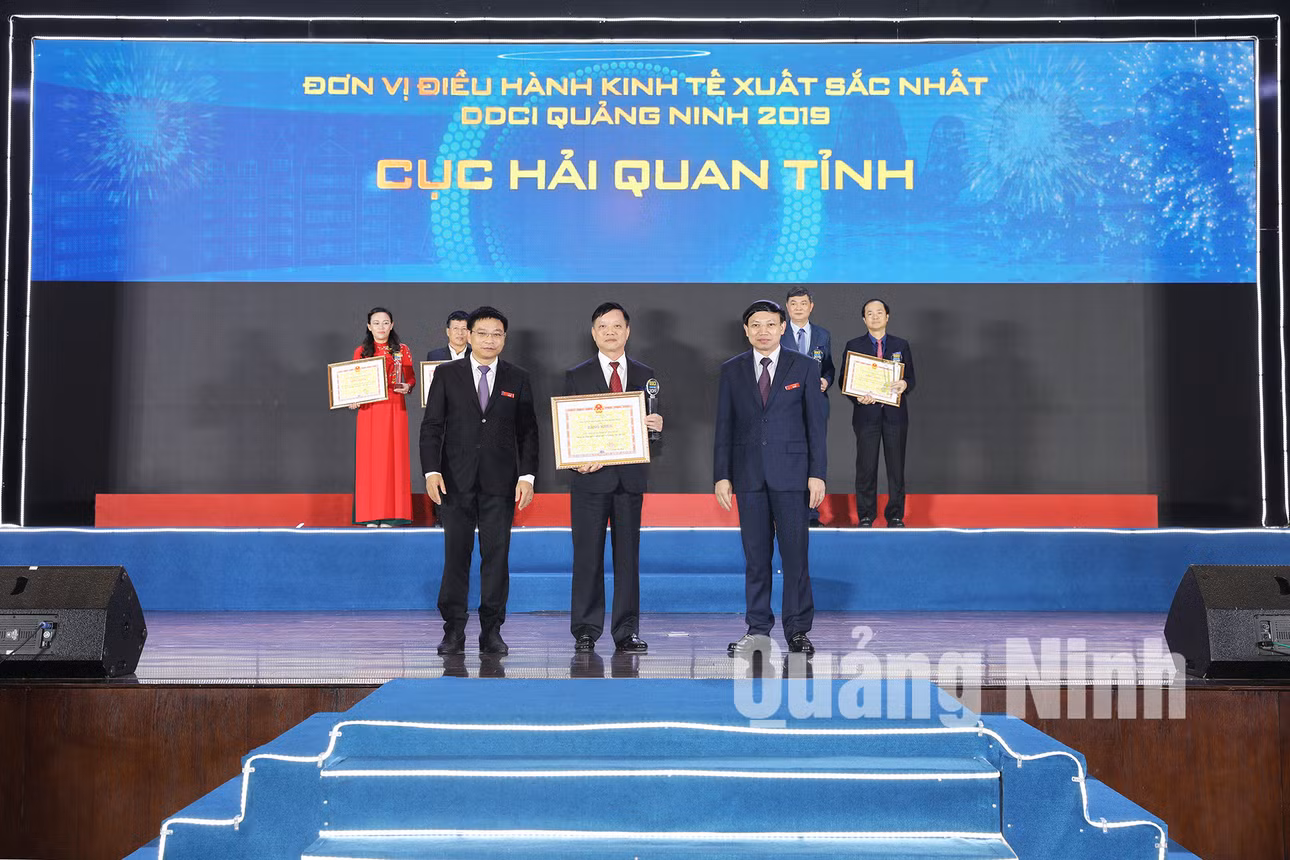 Bí thư Tỉnh ủy Nguyễn Xuân Ký; Chủ tịch UBND tỉnh Nguyễn Văn Thắng trao Kỷ niệm chương và Bằng khen cho Cục Hải quan tỉnh- đơn vị điều hành kinh tế suất sắc nhất DDCI 2019 (2-2020). Ảnh: Đỗ Phương