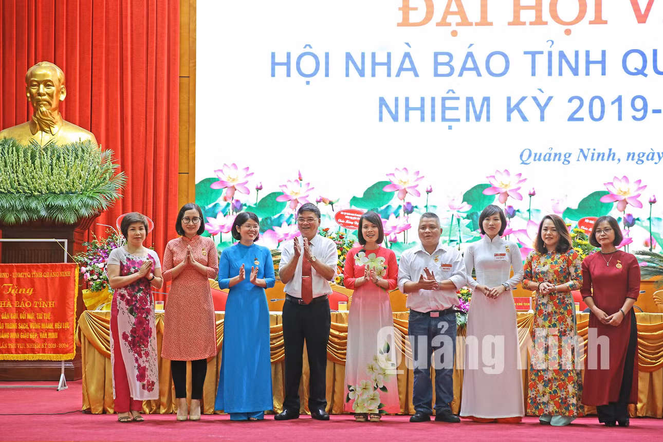 Đại diện Hội Nhà báo Việt Nam trao Kỷ niệm chương "Vì sự nghiệp báo chí Việt Nam" của Hội Nhà báo Việt Nam cho hội viên Hội Nhà báo tỉnh (6-2019). Ảnh: Hùng Sơn