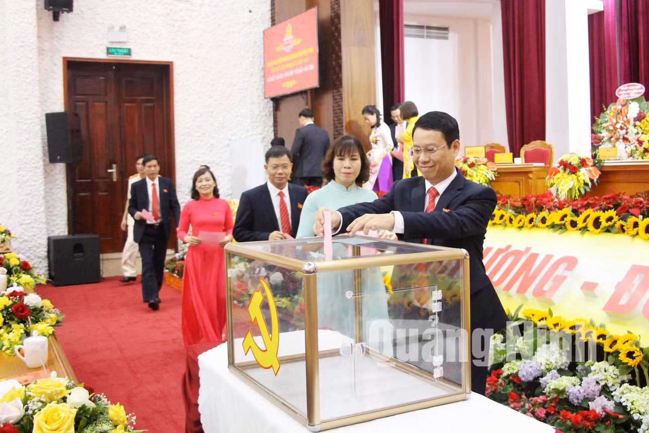 Các đại biểu bỏ phiếu bầu Bí thư trực tiếp tại đại hội (7-2020). Ảnh: Thu Chung