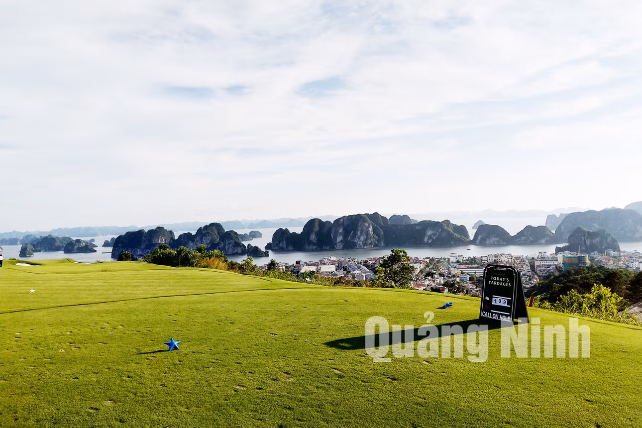 Quần thể nghỉ dưỡng và sân golf FLC Hạ Long do Tập đoàn FLC đầu tư có thể ngắm nhìn toàn cảnh TP Hạ Long và Vịnh Hạ Long (4-2019). Ảnh: Đỗ Phương