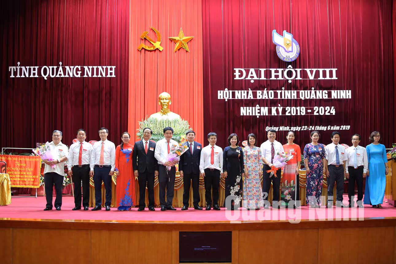 Các đồng chí lãnh đạo Hội Nhà báo Việt Nam, lãnh đạo tỉnh tặng hoa chúc mừng Ban Chấp hành Hội Nhà báo tỉnh khóa VIII, nhiệm kỳ 2019-2024 (6-2019). Ảnh: Hùng Sơn
