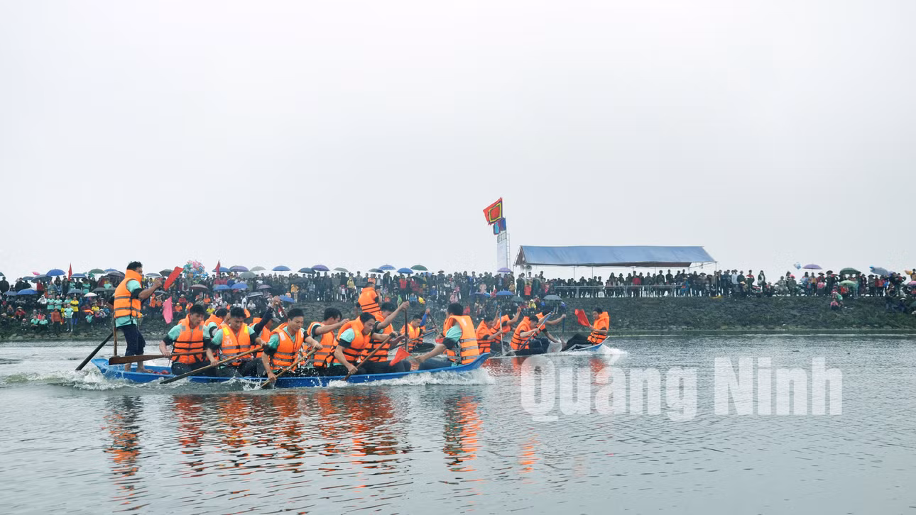 Lễ hội đua thuyền truyền thống xã Đồng Rui lần thứ XIII-2018 (2-2018). Ảnh: Nguyễn Duy
