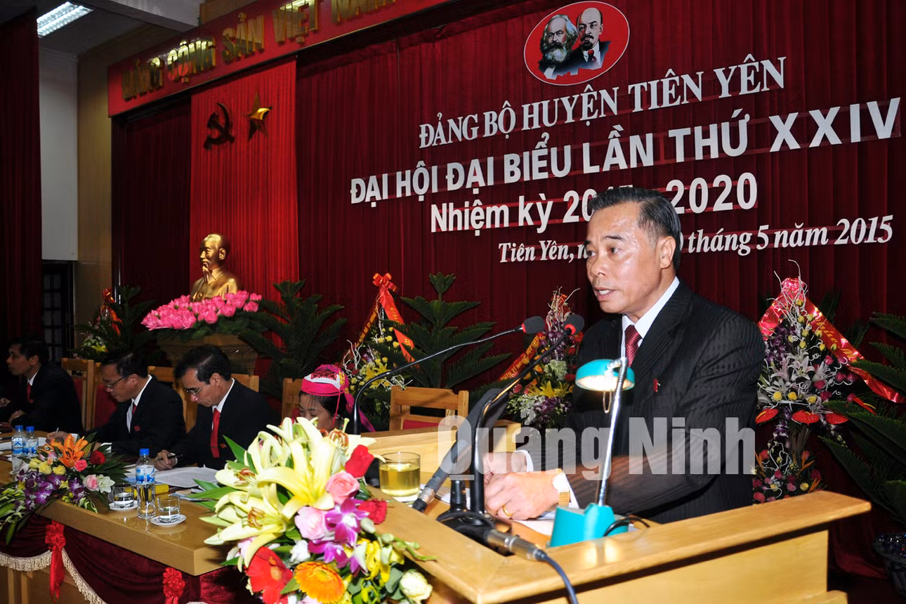 Đồng chí Phạm Văn Ty, Bí thư Huyện ủy khóa XXIII trình bày báo cáo chính trị tại đại hội