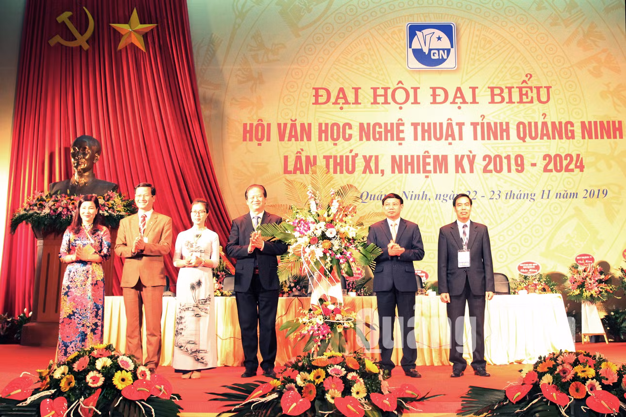 Đồng chí Nguyễn Xuân Ký, Bí thư Tỉnh ủy, Chủ tịch HĐND tỉnh, tặng hoa chúc mừng Đại hội (11-2019). Ảnh: Phạm Học