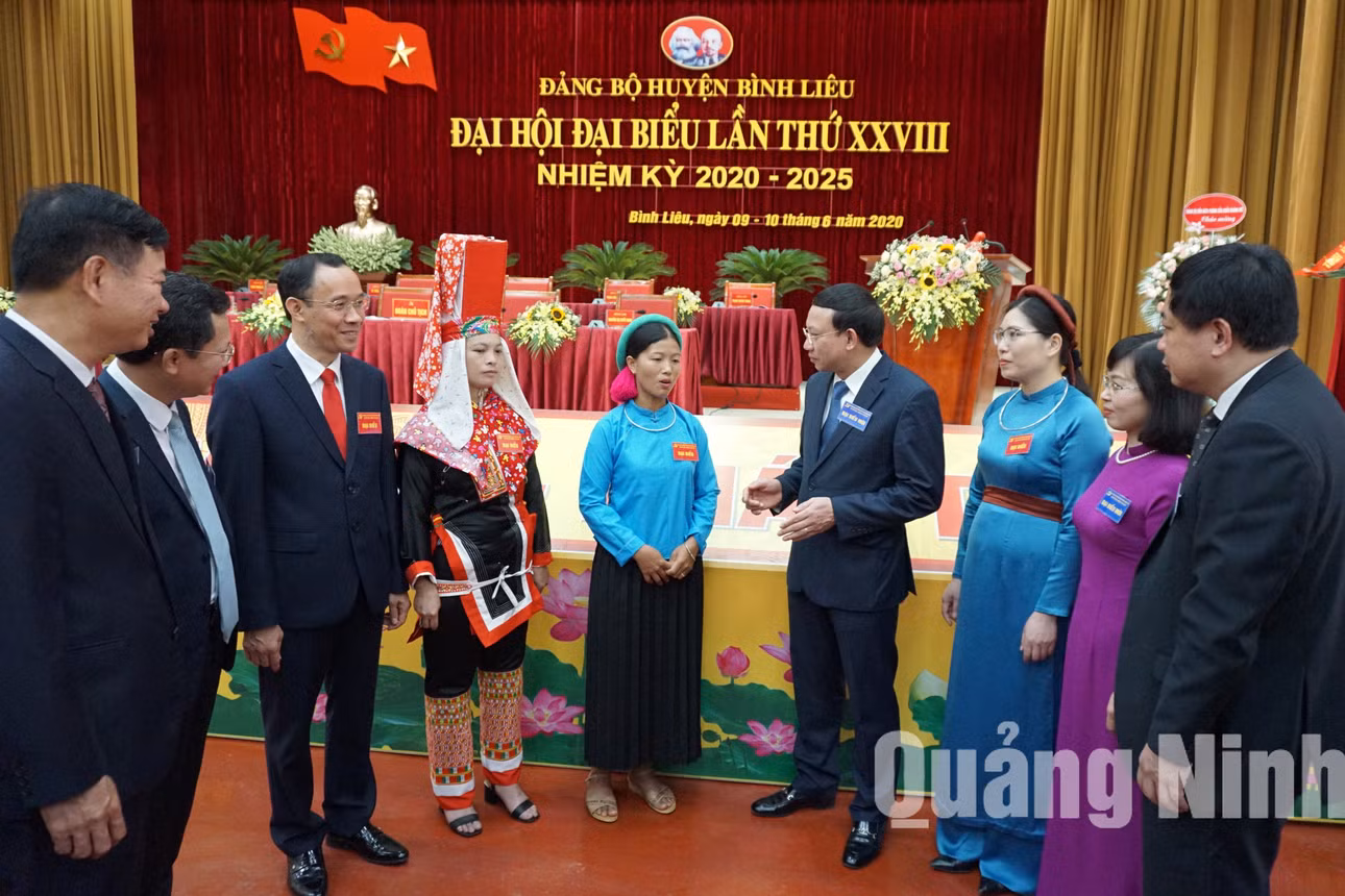Đồng chí Nguyễn Xuân Ký, Bí thư Tỉnh ủy, Chủ tịch HĐND tỉnh, trò chuyện với các đại biểu dự đại hội (6-2020). Ảnh: Nguyễn Thanh