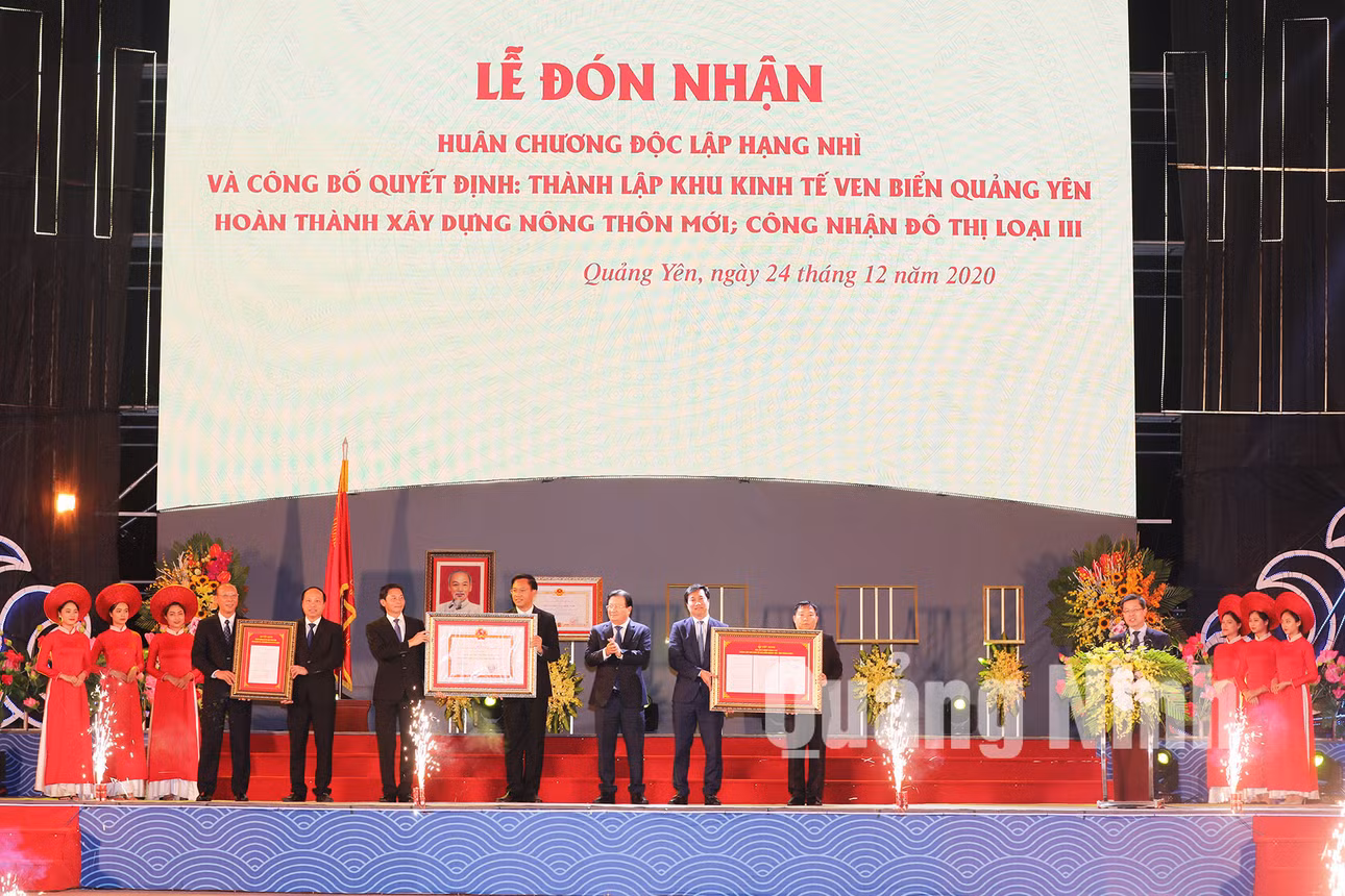 Đồng chí Trịnh Đình Dũng, Phó Thủ tướng Chính phủ, trao Quyết định thành lập KKT ven biển Quảng Yên; công nhận TX Quảng Yên hoàn thành xây dựng NTM; công nhận TX Quảng Yên là đô thị loại III cho Đảng bộ, chính quyền và nhân dân TX Quảng Yên (12-2020). Ảnh: Đỗ Phương