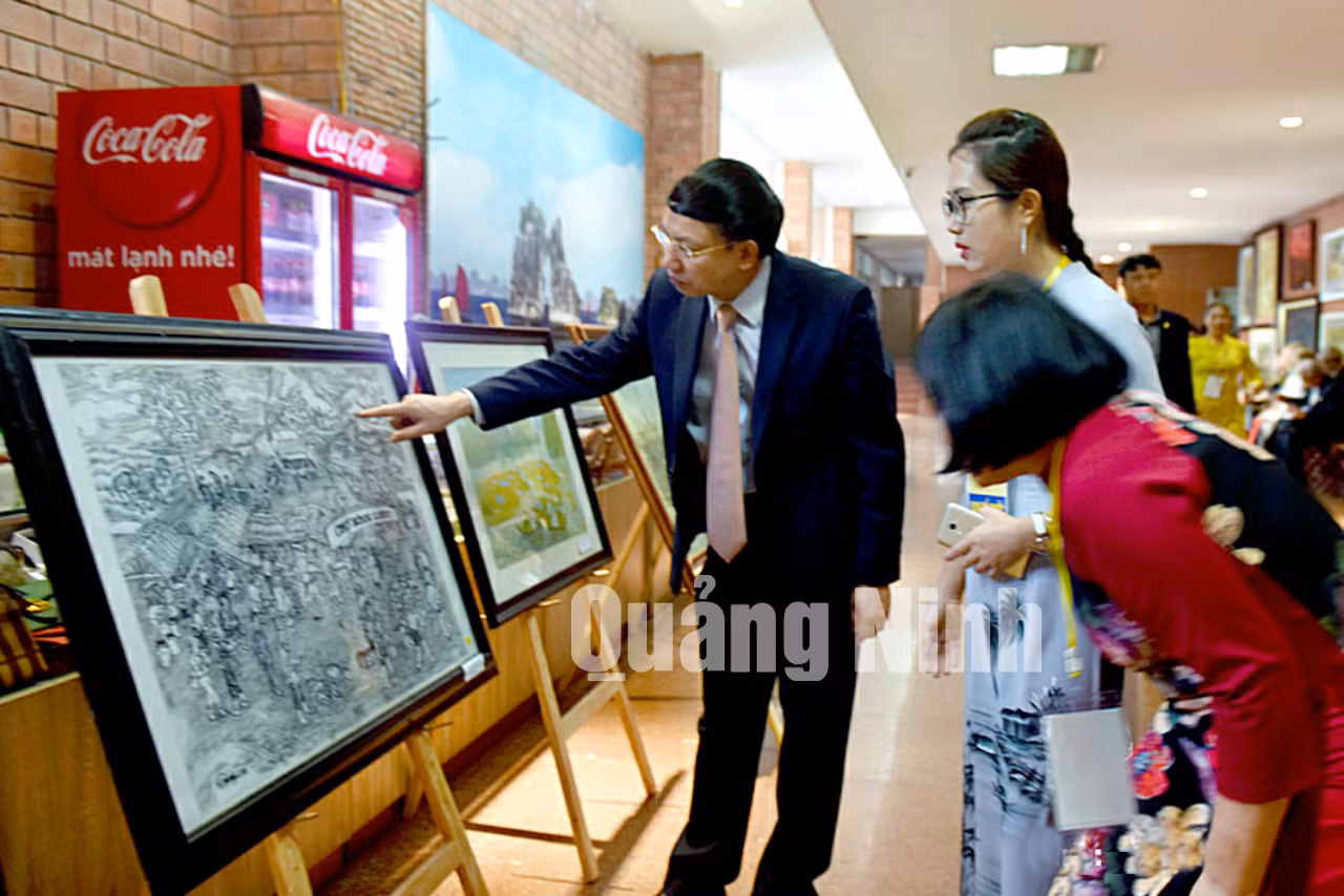 Bí thư Tỉnh ủy Nguyễn Xuân Ký xem tranh được trưng bày tại Đại hội (12-2019). Ảnh: Mạnh Hùng