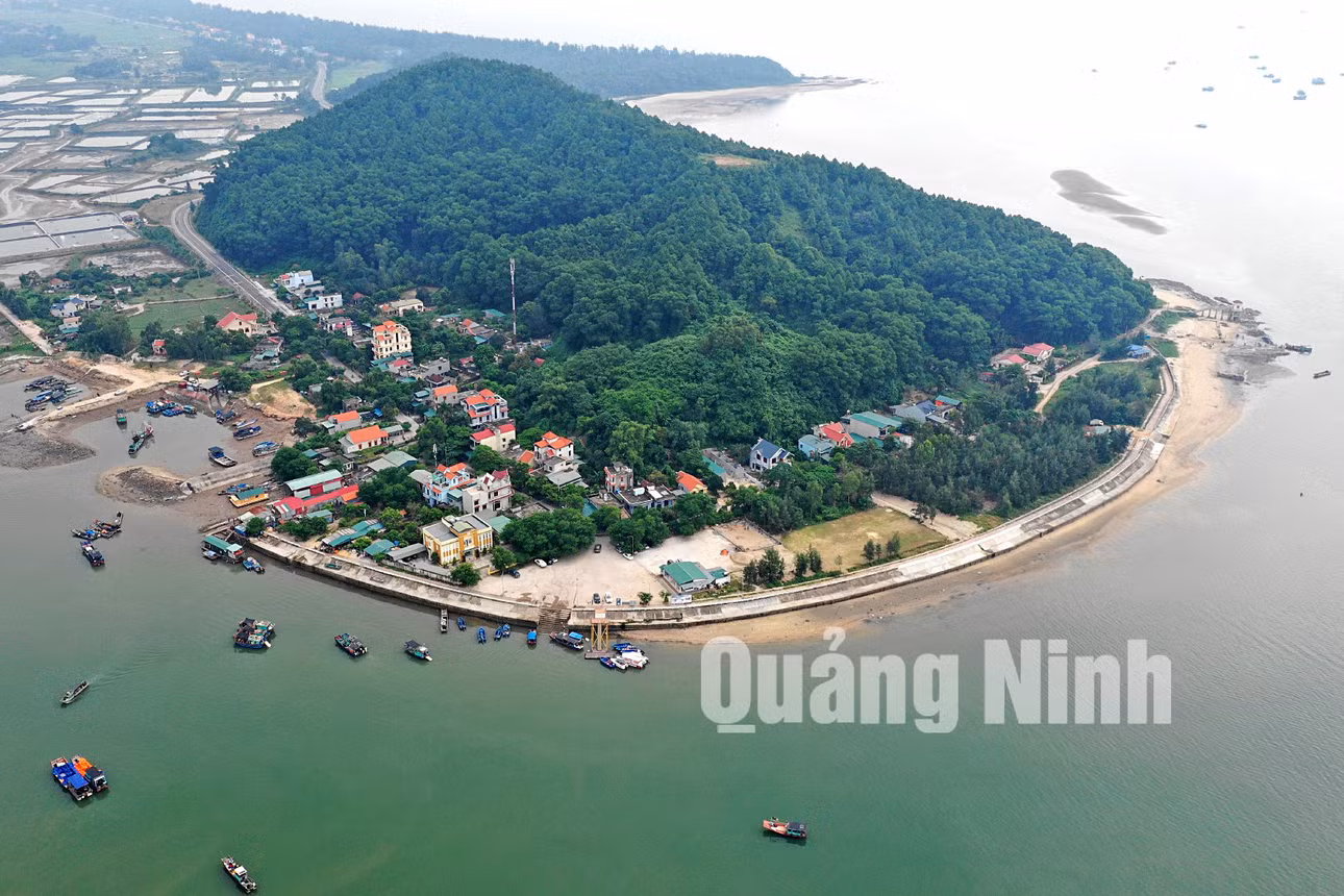 Mũi Ngọc - nơi đặt nét bút đầu tiên vẽ bản đồ đất nước (9-2018). Ảnh: Hùng Sơn
