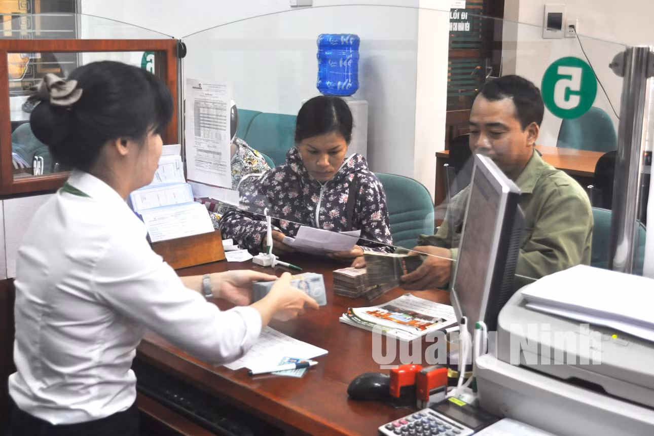 Cán bộ Ngân hàng TMCP Ngoại thương Chi nhánh Móng Cái bàn giao vốn vay cho khách hàng. Ảnh: Hồng Nhung