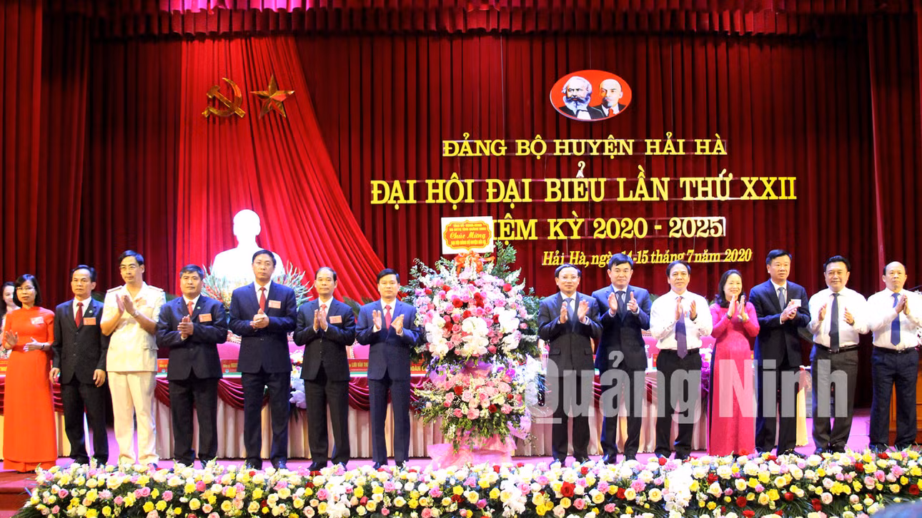Các đồng chí lãnh đạo tỉnh tặng hoa chúc mừng đại hội (7-2020). Ảnh: Thu Chung