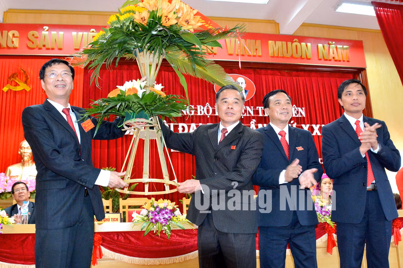 Đồng chí Nguyễn Văn Đọc, Bí thư Tỉnh ủy, Chủ tịch HĐND tỉnh tặng hoa chúc mừng Đại hội