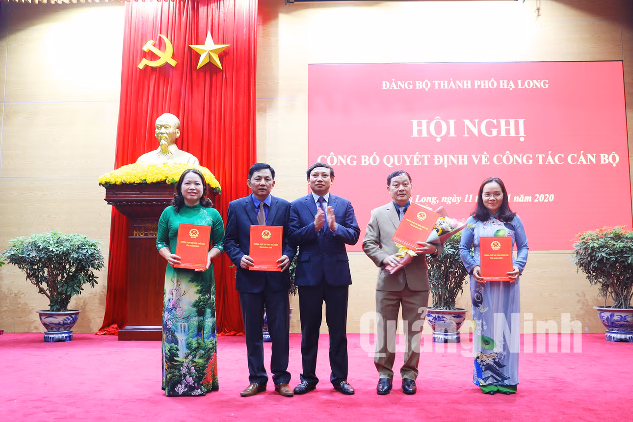 Bí thư Tỉnh ủy Nguyễn Xuân Ký trao Quyết định cho các chức danh chủ chốt HĐND TP Hạ Long nhiệm kỳ 2016-2021 (1-2020). Ảnh: Đỗ Phương
