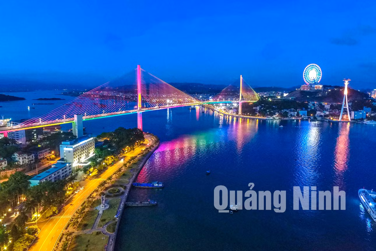 Bãi Cháy lung linh sắc mầu (7-2016). Ảnh: Khánh Giang