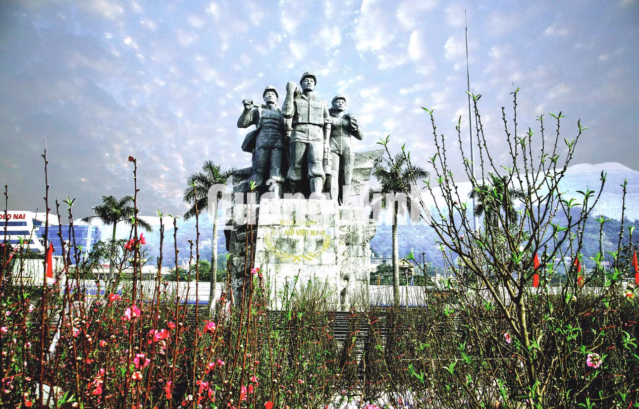 Quảng trường 12-11, Cẩm Phả, nơi ghi lại dấu ấn lịch sử hào hùng của thợ mỏ Cẩm Phả. Ảnh: Dương Phượng Đại
