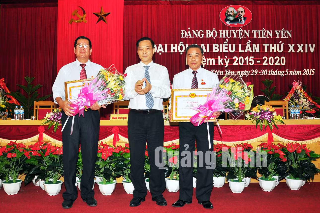 Đồng chí Vũ Hồng Thanh, Phó Bí thư Tỉnh ủy trao huy hiệu 40 năm tuổi Đảng cho đồng chí Phạm Văn Ty, Bí thư Huyện ủy nhiệm kỳ 2010-2015