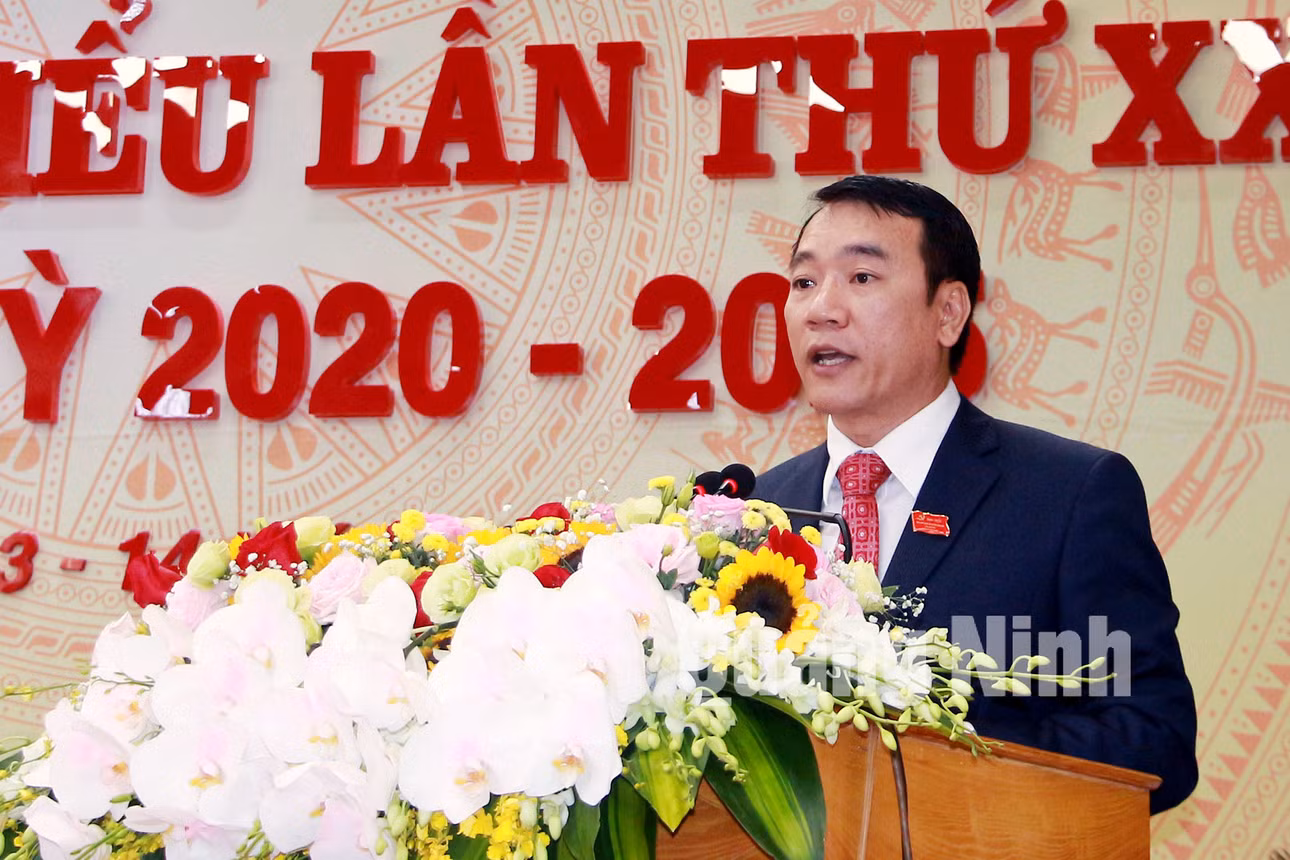 Đồng chí Tô Xuân Thao, Bí thư Huyện ủy Vân Đồn, trình bày báo cáo chính trị tại Đại hội (7-2020). Ảnh: Mạnh Trường