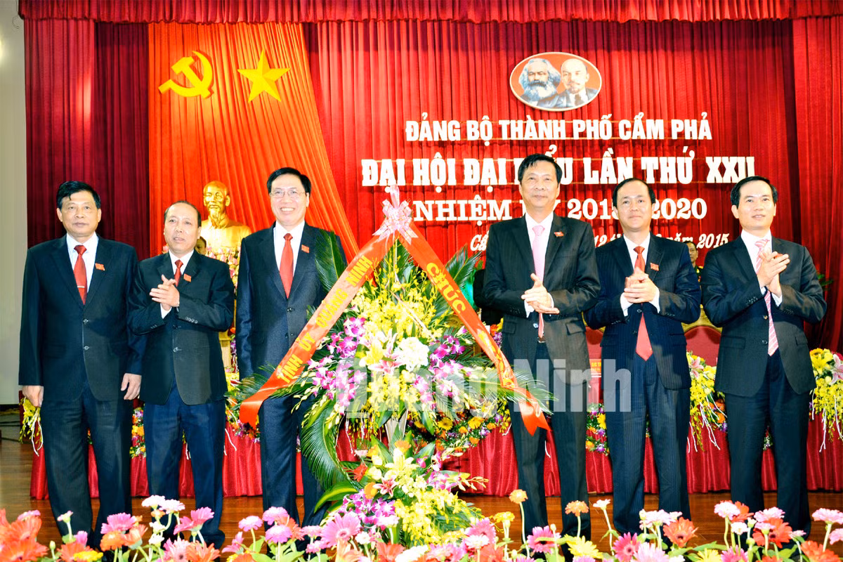 Đồng chí Nguyễn Văn Đọc, Bí thư Tỉnh ủy, Chủ tịch HĐND tỉnh tặng hoa chúc mừng Đại hội
