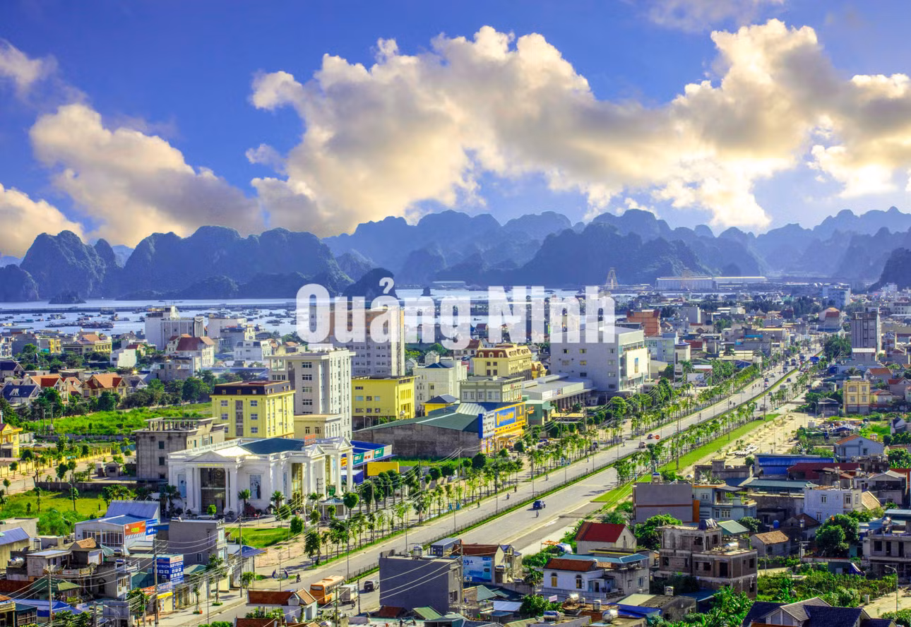 Cẩm Phả TP bên bờ Vịnh Bái Tử Long (6-2020). Ảnh: Dương Phượng Đại