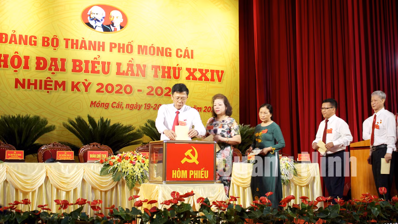 Các đại biểu bỏ phiếu bầu trực tiếp Bí thư Thành ủy tại Đại hội (5-2020). Ảnh: Thu Chung