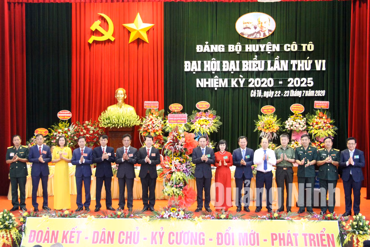 Lãnh đạo tỉnh tặng hoa chúc mừng đại hội (7-2020). Ảnh: Thu Chung