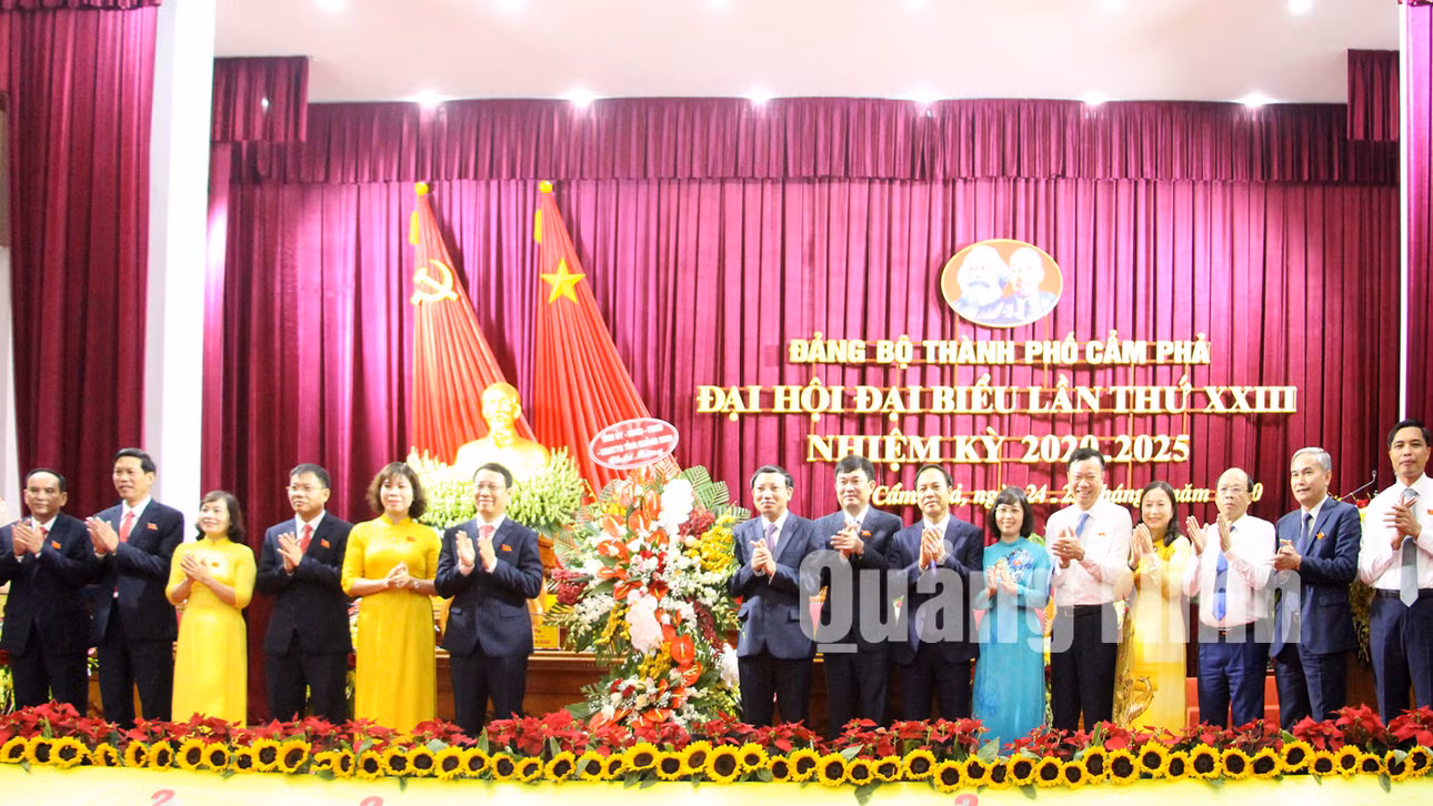 Lãnh đạo tỉnh tặng hoa chúc mừng đại hội (7-2020). Ảnh: Thu Chung