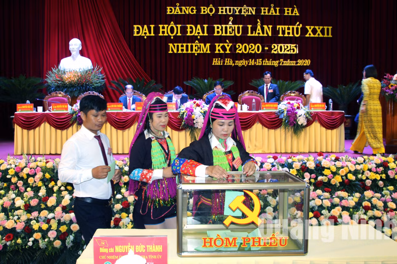 Các đại biểu bỏ phiếu bầu trực tiếp Bí thư Huyện ủy tại Đại hội (7-2020). Ảnh: Thu Chung