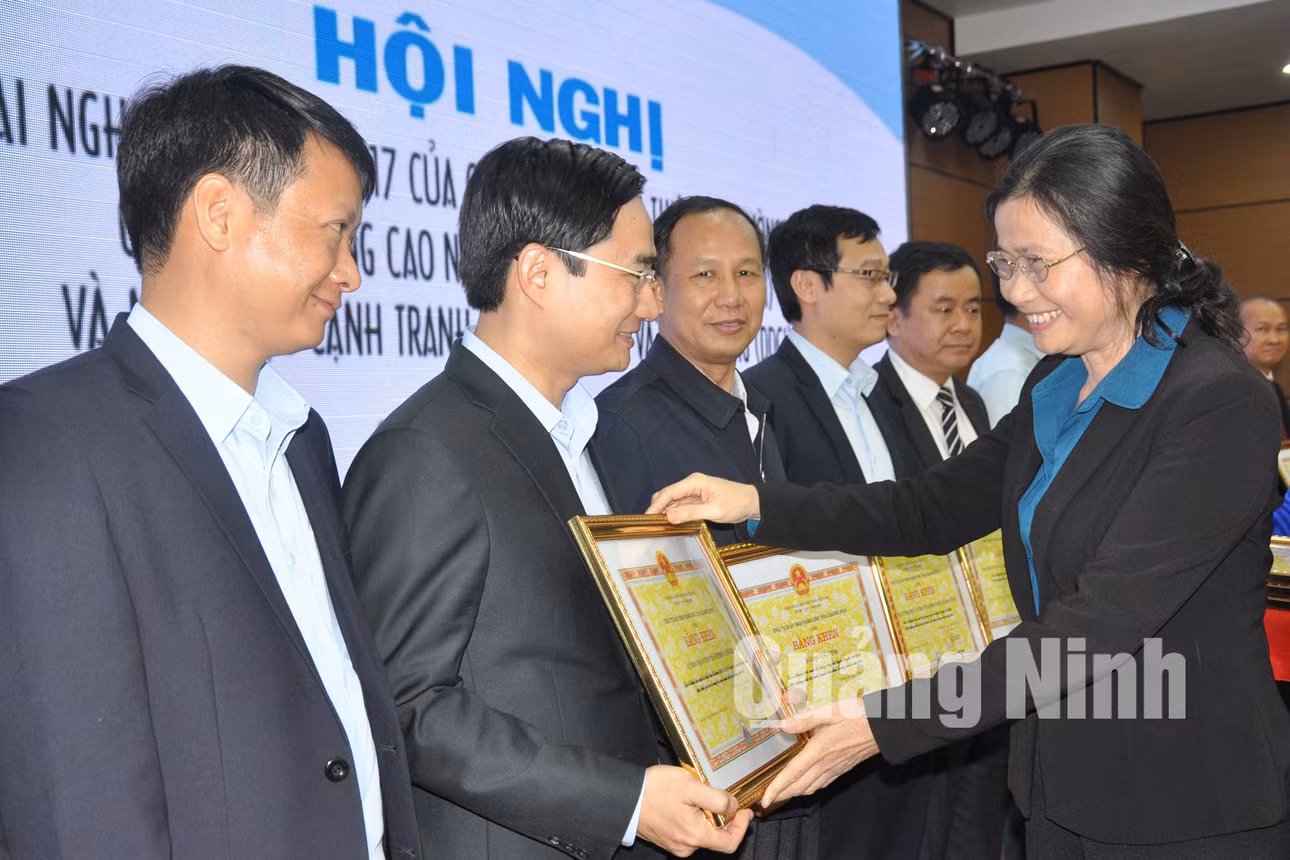 Đồng chí Đỗ Thị Hoàng, Phó Bí thư Thường trực Tỉnh uỷ trao bằng khen của UBND tỉnh cho các tập thể xuất sắc trong triển khai công tác cải thiện môi trường đầu tư, kinh doanh, nâng cao năng lực cạnh tranh của tỉnh.