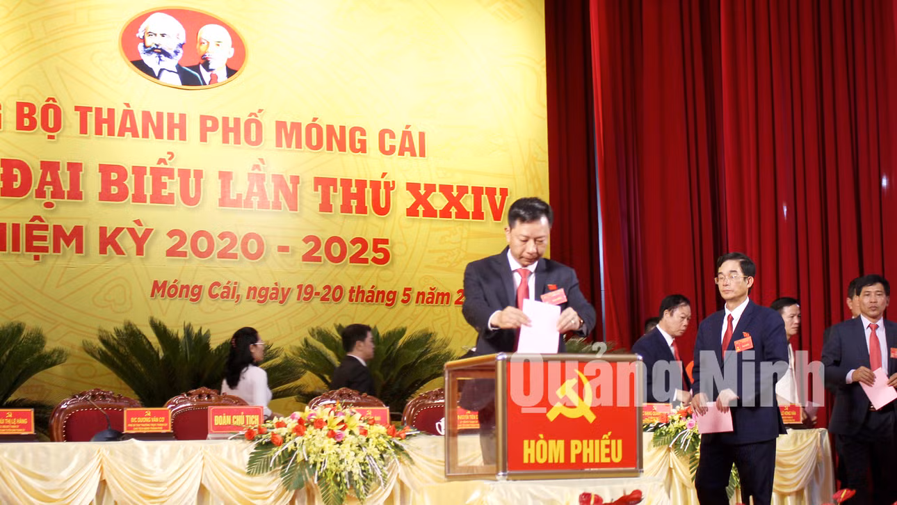 Các đại biểu bỏ phiếu bầu BCH Đảng bộ TP Móng Cái khóa XXIV, nhiệm kỳ 2020-2025 (5-2020). Ảnh: Thu Chung