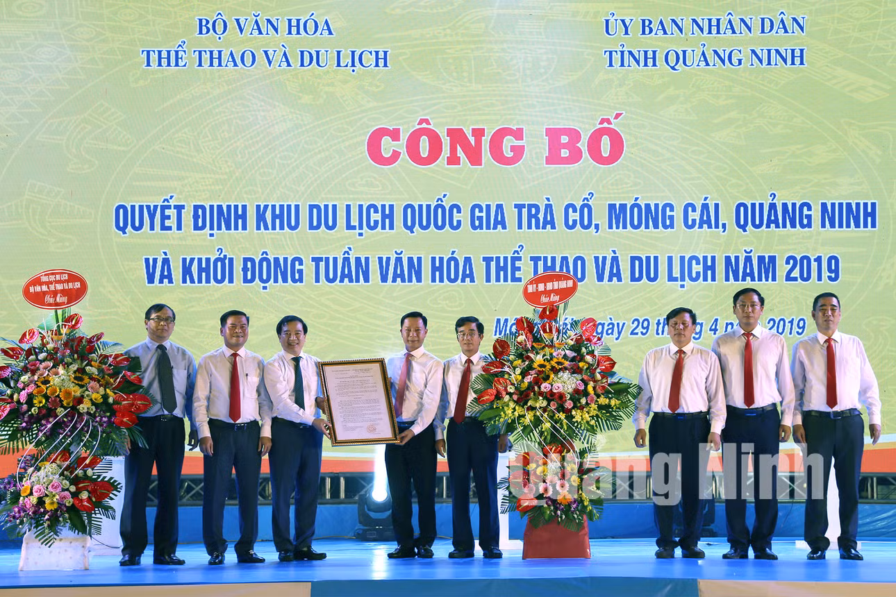 Lãnh đạo Bộ Văn hóa, Thể thao và Du lịch trao quyết định công nhận Khu du lịch quốc gia Trà Cổ (5-2019). Ảnh: Hữu Việt