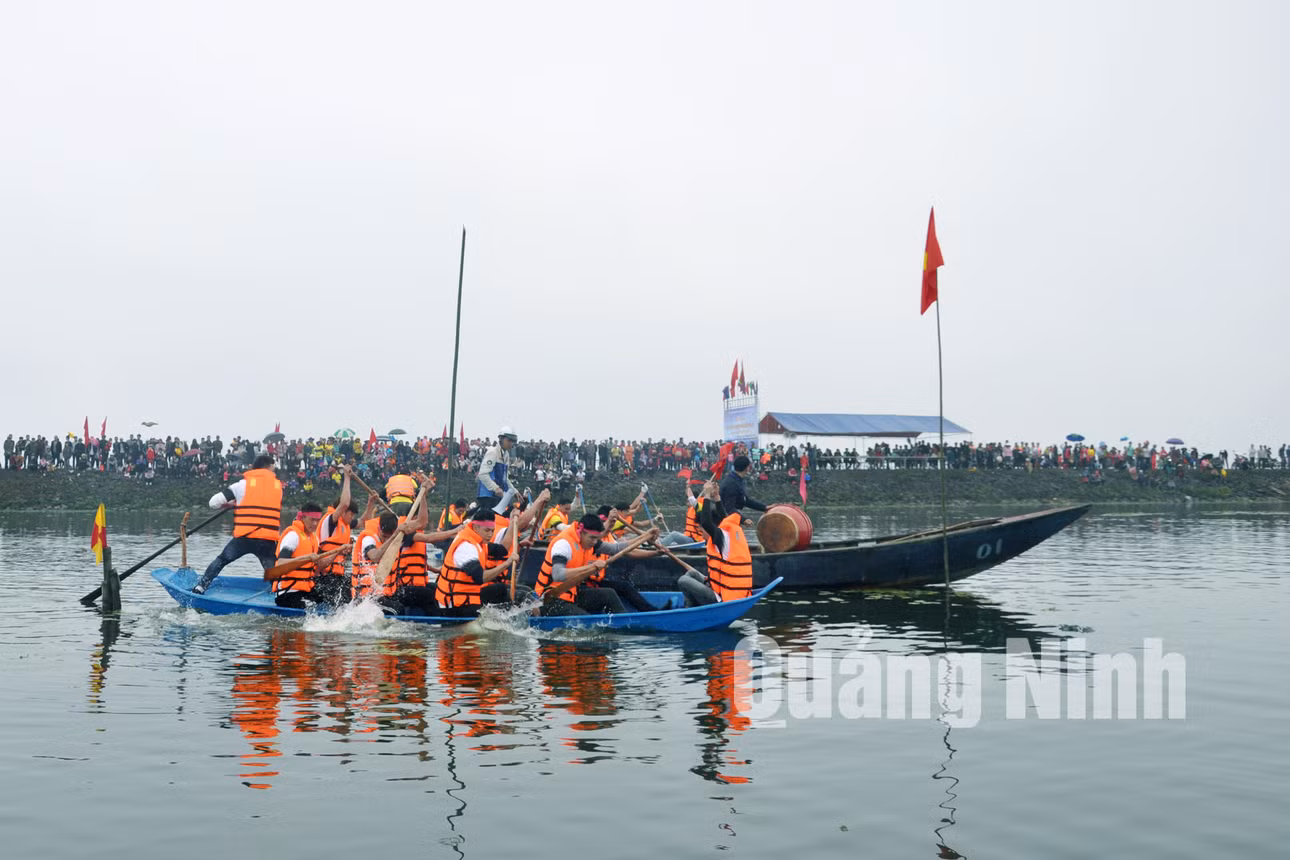 Lễ hội đua thuyền truyền thống xã Đồng Rui lần thứ XIII-2018 (2-2018). Ảnh: Nguyễn Duy