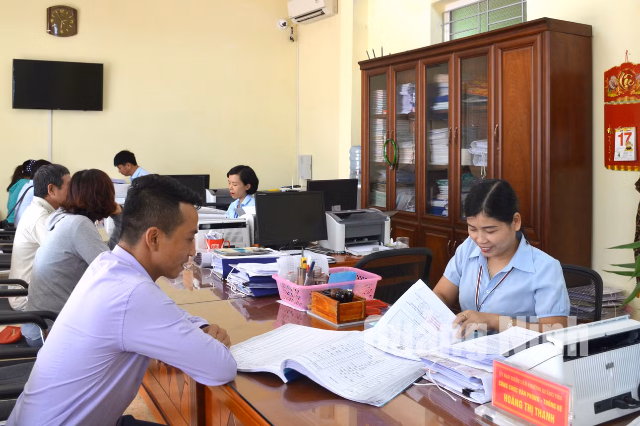 Giải quyết thủ tục hành chính tại phường Quảng Yên, TX Quảng Yên (7-2018). Ảnh: Nguyễn Chiến