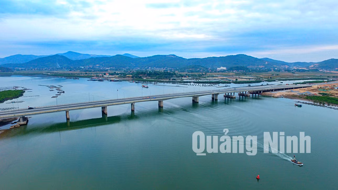 Sông Bạch Đằng (12-2017). Ảnh: Khánh Giang