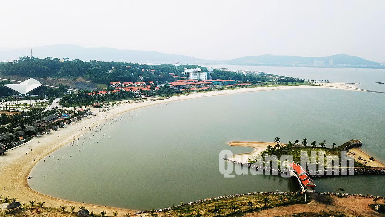 Tuần Châu sở hữu bãi tắm tuyệt đẹp với dải cát dài hơn 1km (6-2018). Ảnh: Đỗ Phương