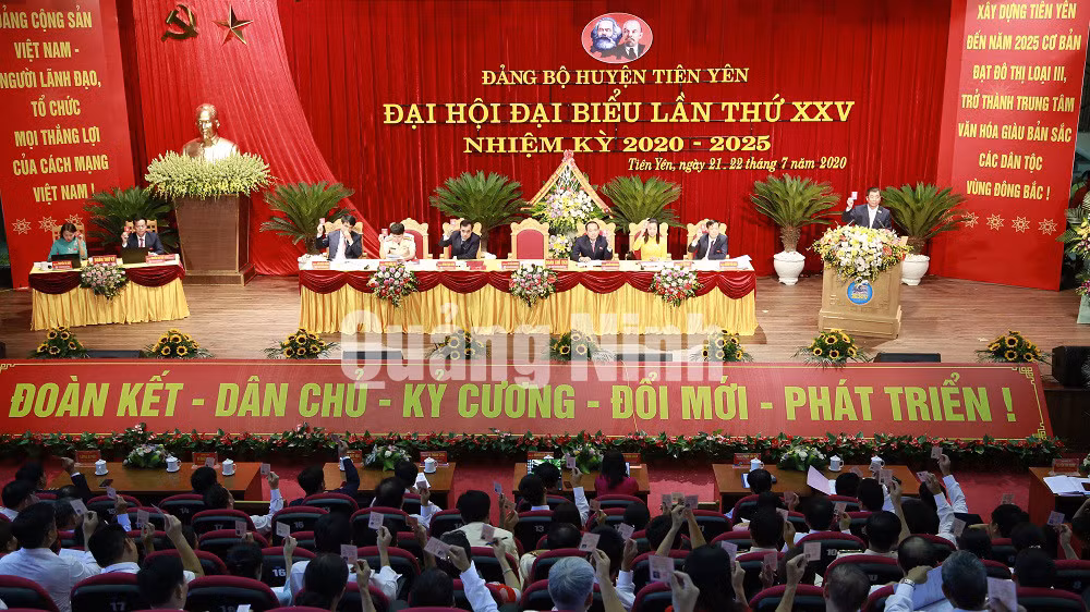 Đại biểu tham gia biểu quyết tại Đại hội (7-2020). Ảnh: Nguyễn Thanh