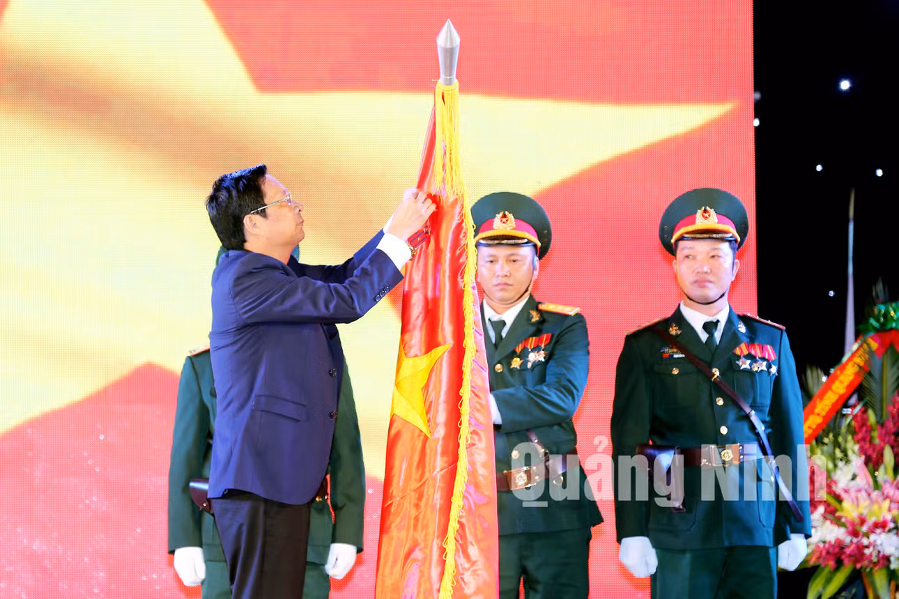 Thừa ủy quyền của Chủ tịch nước, đồng chí Nguyễn Văn Đọc, Bí thư Tỉnh ủy, Chủ tịch HĐND tỉnh trao Huân chương Lao động hạng Nhất