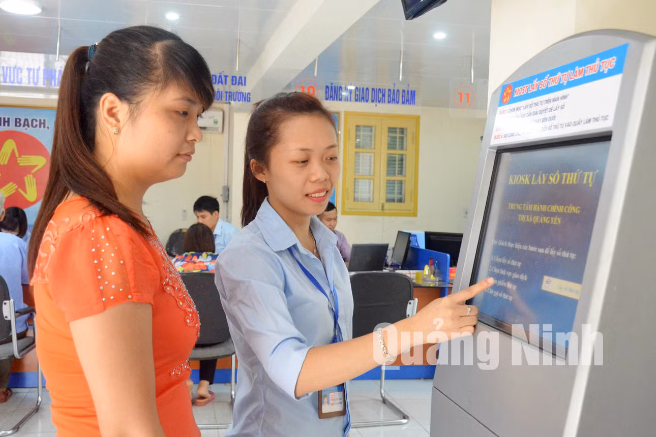 Cán bộ Trung tâm Hành chính công TX Quảng Yên hướng dẫn người dân giải quyết thủ tục hành chính. Ảnh: Nguyễn Chiến